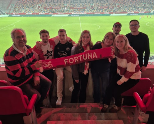 Ehrenamtler*innen von HiSKO e.V. in der Loge bei Fortuna Düsseldorf